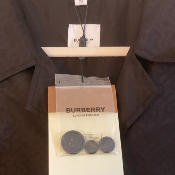 NWT black Burberry trench in subtle and sophisticated TB print - Picture 5 of 11